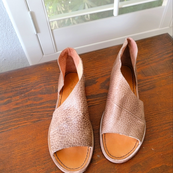 FREE PEOPLE SANDALS SZ. 36 1/2 Tan - Picture 6 of 7